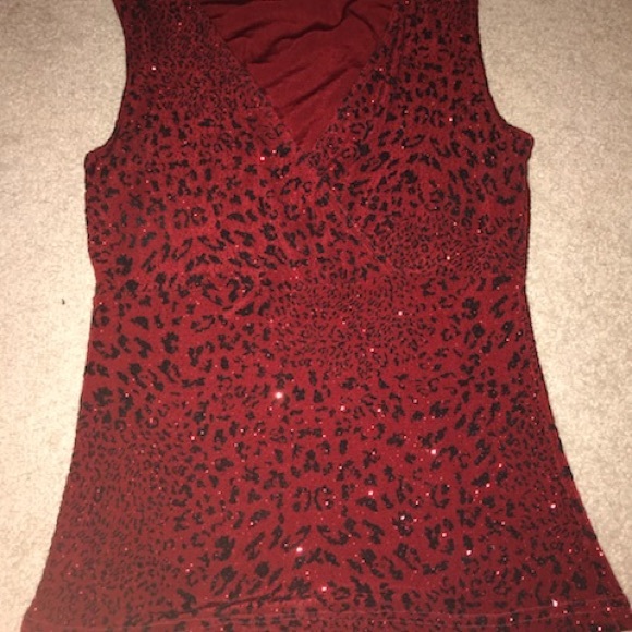 A sleeveless evening blouse - Picture 2 of 2